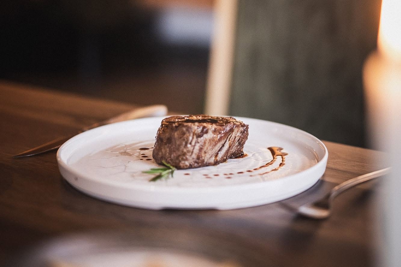 Saftige Prime Steaks vom Lavasteingrill — Moretto's Steakhouse