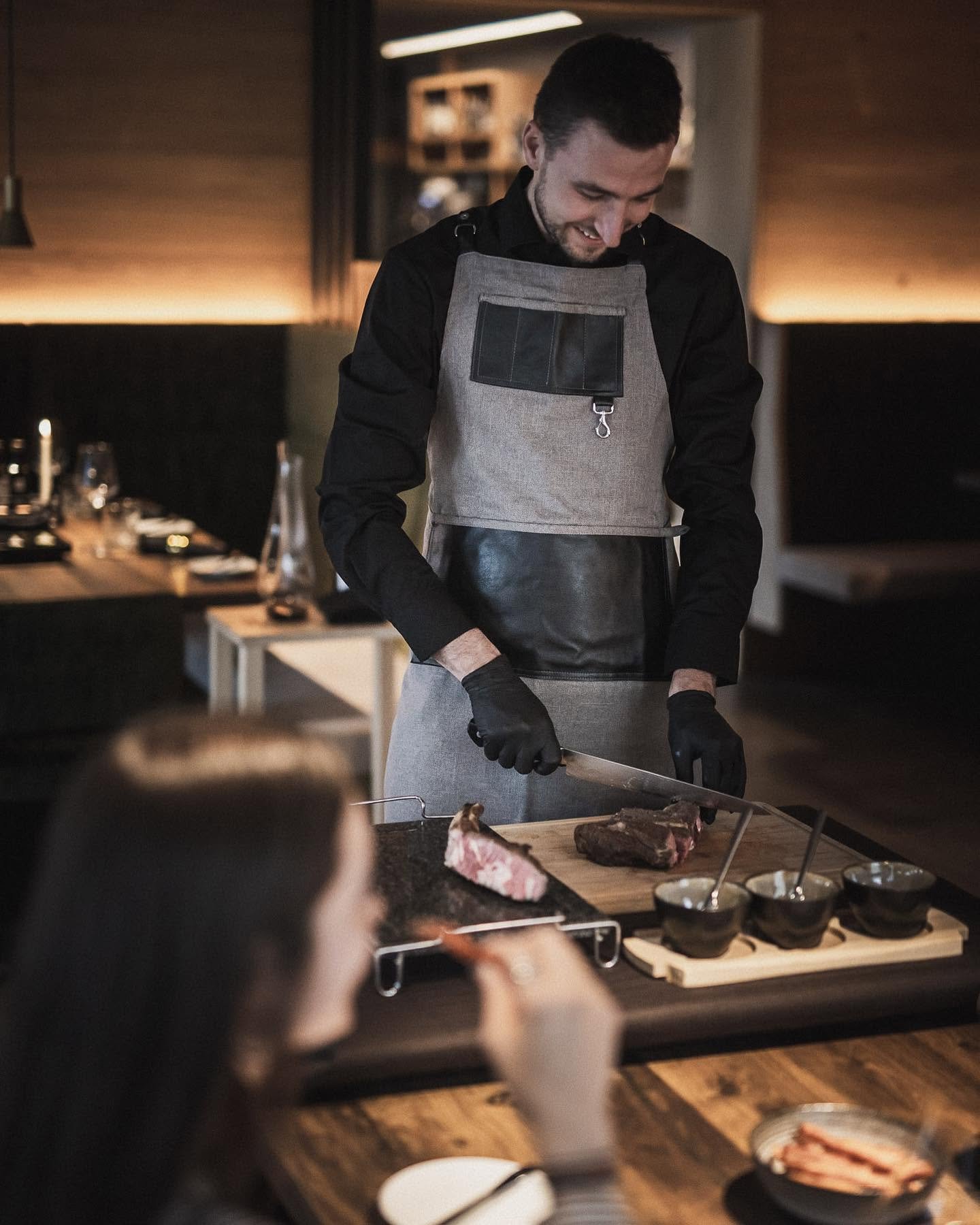 Chef Moritz Leitner beim Tranchieren von gereiftem Prime Steak im Moretto's Steakhouse Gais