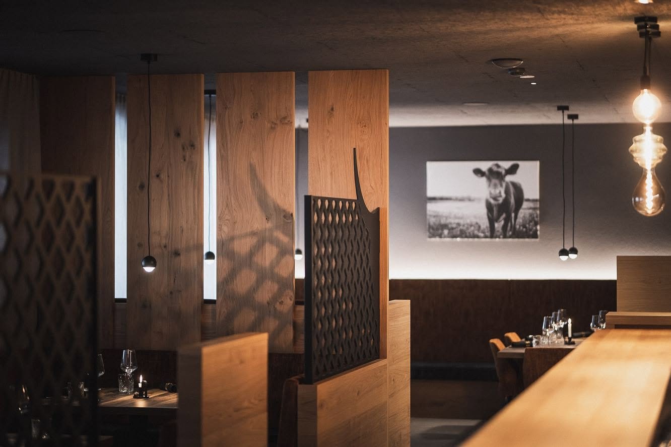 Gemütliche Südtiroler Gaststube und Restaurant-Atmosphäre im Moretto's in Gais